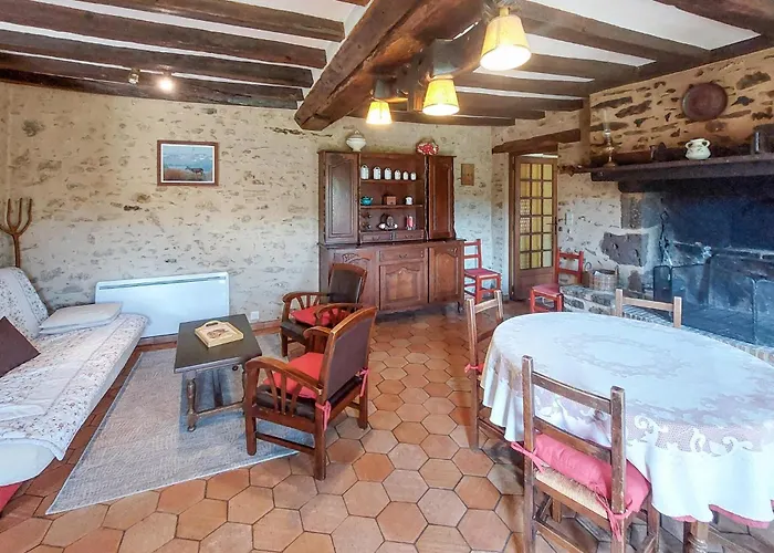 Feriehus 4 Bedroom In Mont-saint-jean Mont-Saint-Jean (Sarthe)